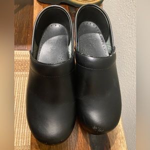 Dansko black shoes size 39. Size 8
